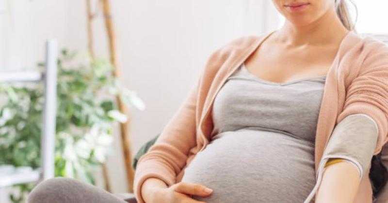 طبيب نساء يكشف عن روشتة للسيدات الحوامل خلال إجازة المصيف