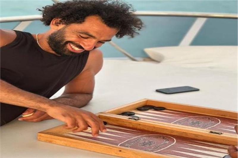 محمد صلاح يستمتع بلعب ”الطاولة“ على البحر