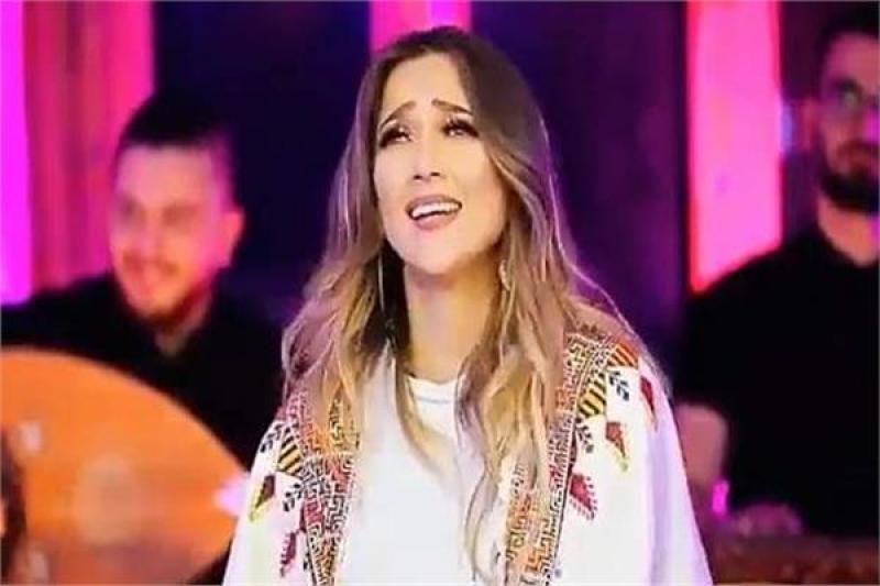 الفنانة دلال أبو آمنة