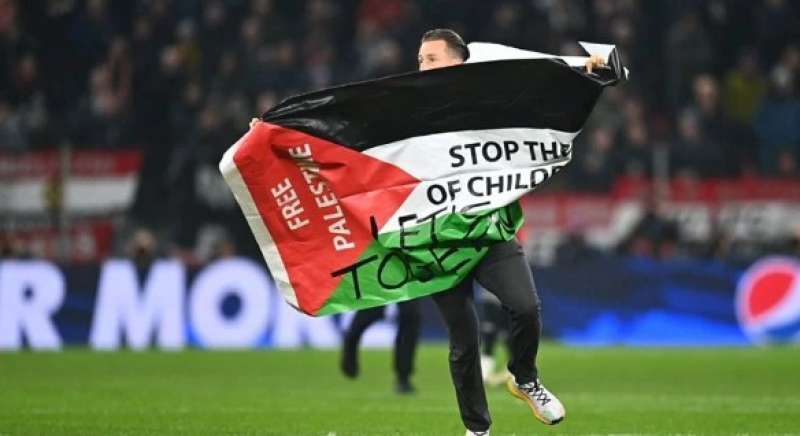 مشجع دنماركي يقتحم ملعب مانشستر يونايتد وكوبنهاجن حاملًا العلم الفلسطيني