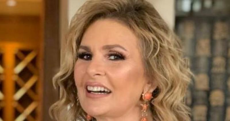 الفنانة يسرا