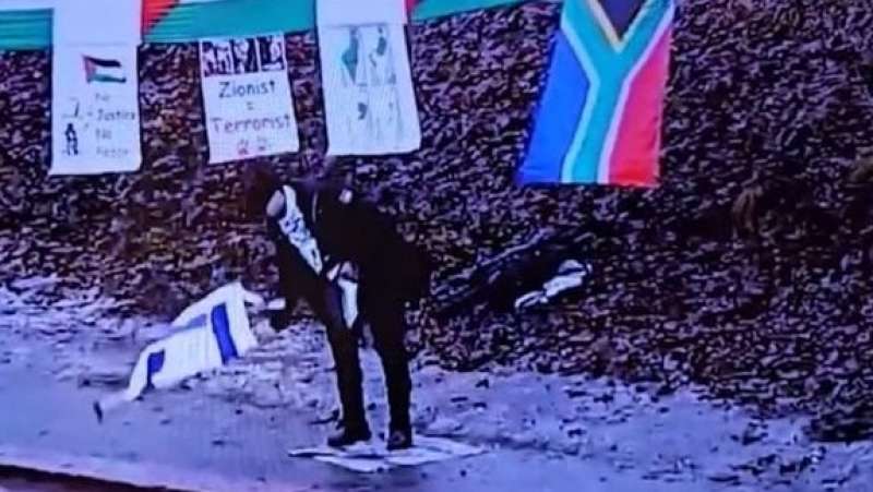 ناشط يحرق علم الاحتلال أمام السفارة الإسرائيلية في النرويج