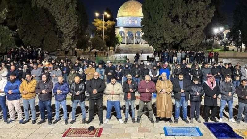 توافد الفلسطينيين لأداء صلاتي العشاء والتراويح في المسجد الأقصى المبارك