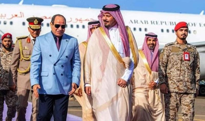 الرئيس السيسي يصل السعودية لأداء فريضة الحج