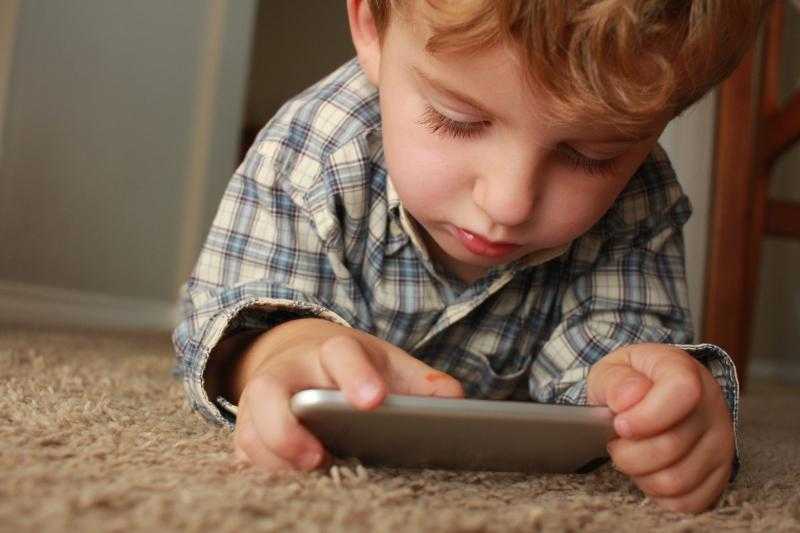 دراسة تحذر من إعطاء الأطفال الهواتف الرقمية لوقف نوبات الغضب