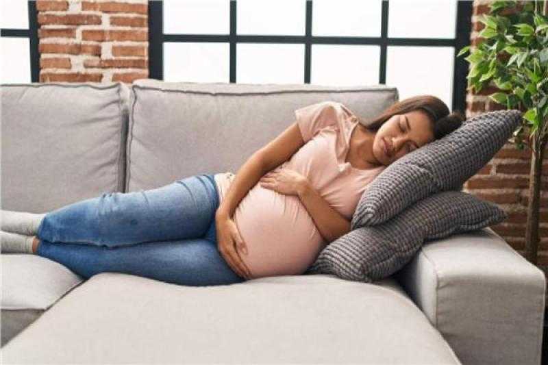 الأسباب وطرق العلاج.. آلام الحوض أثناء الحمل