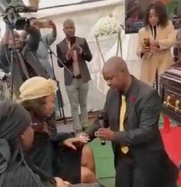 فيديو رجل يطلب الزواج من أرملة أثناء جنازة زوجها.. زلزال على السوشيال